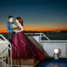 サンセットに合うカラードレスにしました