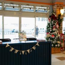 受付は待合所に設置