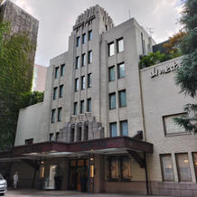 ホテルの入り口で写真撮影