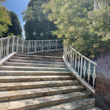 フラワーシャワーができる階段