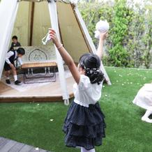 宝探し中の子どもたち
