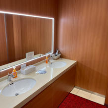 鏡の大きなトイレ