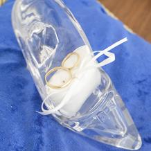 指輪を運ぶガラスの靴