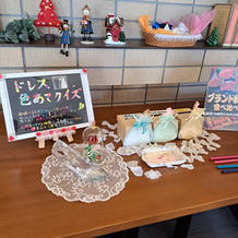 入り口付近にドレス当てクイズ投票箱