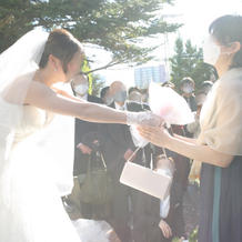 婚約した友人へブーケのサプライズ