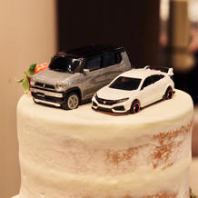 車を乗せたケーキ