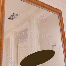 お手洗いの鏡のペイント