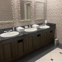 女性用トイレ。手拭きはタオルでした。