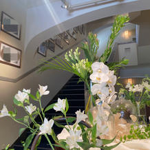 階段に幼少期の写真などを飾りました