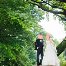 会場のお庭の木の前で