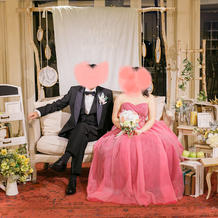 パーティー会場のソファーでの写真です