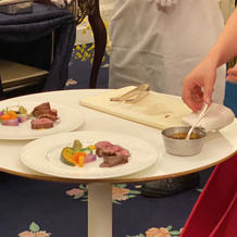 新郎がフランベしたお肉に新婦が盛り付け