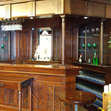 控えスペースのバーカウンター