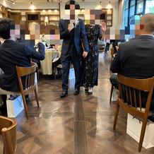 姉と手を繋ぎ新郎中座