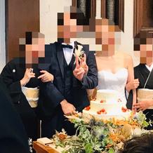 サンクスバイト後、母親と腕組み撮影