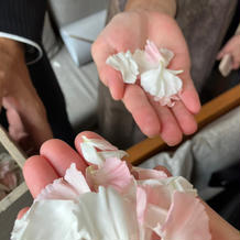 挙式退場時のフラワーシャワー