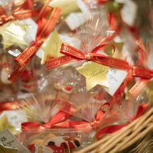 プチギフトを配る用のカゴは会場無料用意