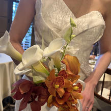 ストレートドレスとブーケ