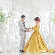 白を基調としたチャペルに自然光が素敵