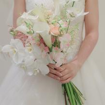ウェディングドレスブーケ