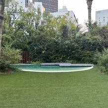 挙式会場前の庭園