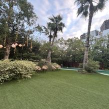 挙式会場前の庭園