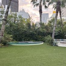 挙式会場前の庭園