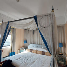 キングサイズのベッドと天蓋