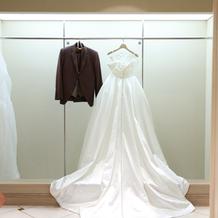 ウェディングドレスとタキシード