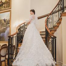 ドレスが映える階段でのソロショット