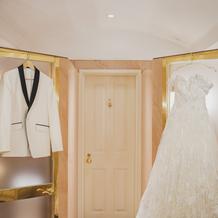 タキシードとドレスは提携店で選びました