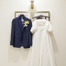 タキシードとウェディングドレス