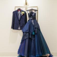 タキシードとカラードレス