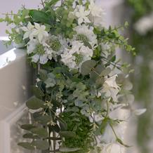 純白のチャペルには緑が映えます