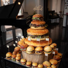 ウェディングケーキはハンバーガー