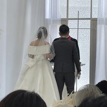 窓が大きく開放感のある挙式でした