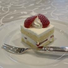 配られるウェディングケーキ