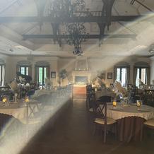 木目調の落ち着いた披露宴会場