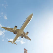 着陸間際の飛行機と前撮り