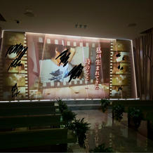 入場前の新婦と父もモニターで見れます