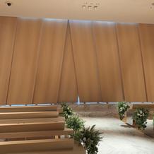 閉じた状態で新郎の入場です