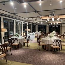 窓あり披露宴会場