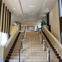 ブーケトスを行う階段