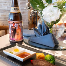 乾杯のビールのラベルには挙式の写真が！