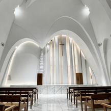 天井が高く、大理石が美しいチャペル