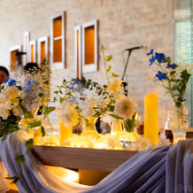 会場と衣装の雰囲気に合った装花