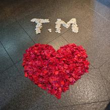 式場を見学から戻ると床に素敵な演出