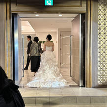 ウェディングドレスのスカート着用版