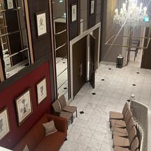 広々としたホワイエ