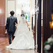 ドレス、タキシード後ろ姿